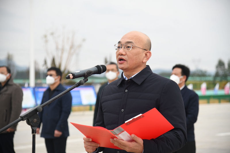 自治區(qū)交通運(yùn)輸廳黨組成員、總工程師陳津維宣布通車.jpg