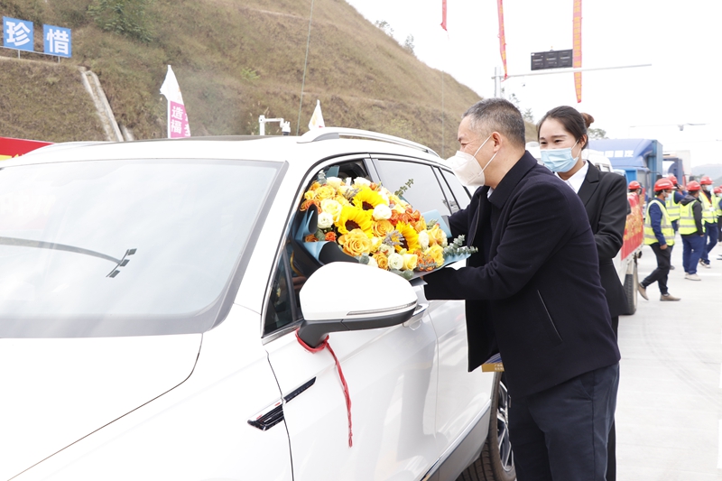 廣西新發(fā)展交通集團黨委書記、董事長陳開群為第一輛通車車輛送上鮮花.JPG